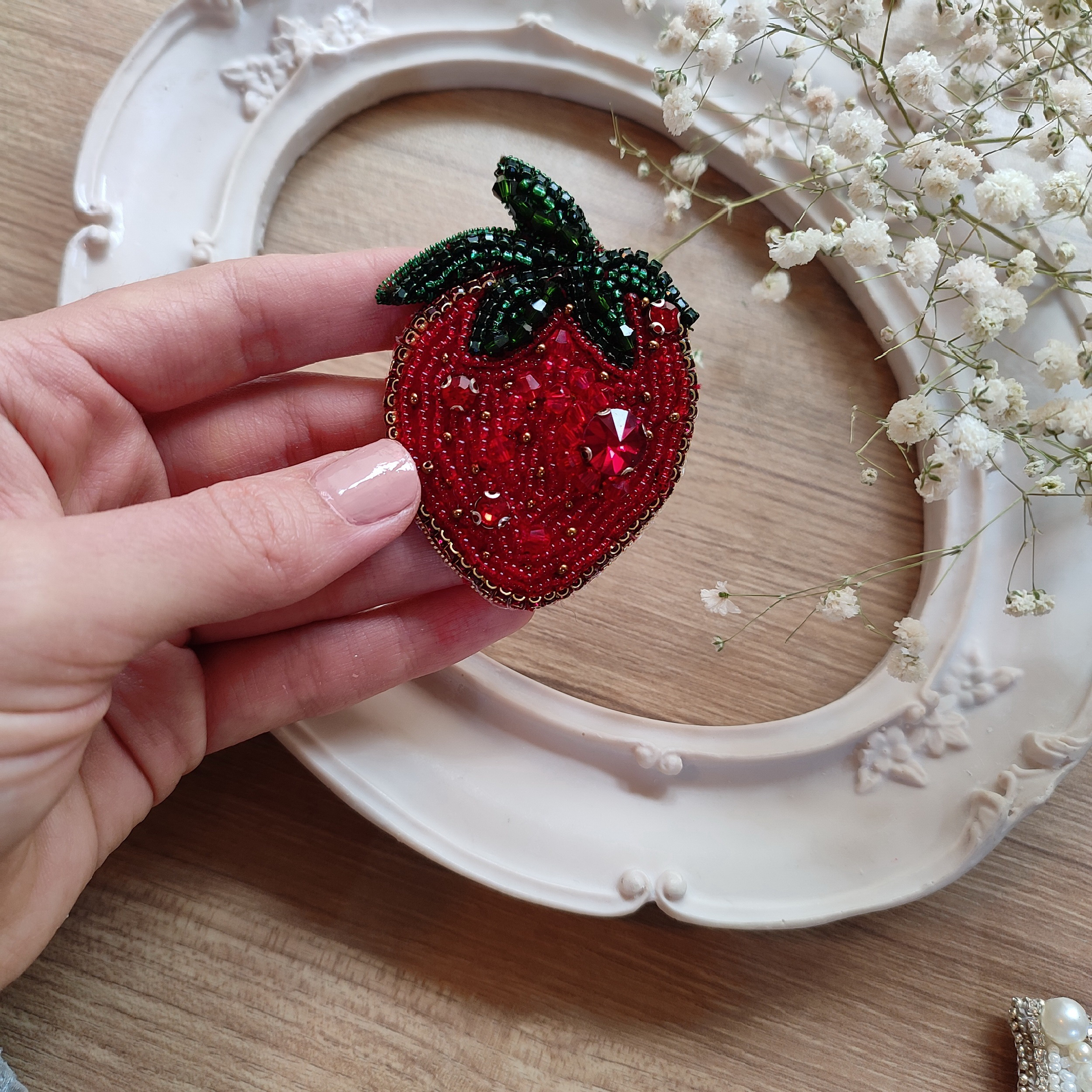 سنجاق سینه دست ساز زنانه مدل توت فرنگی