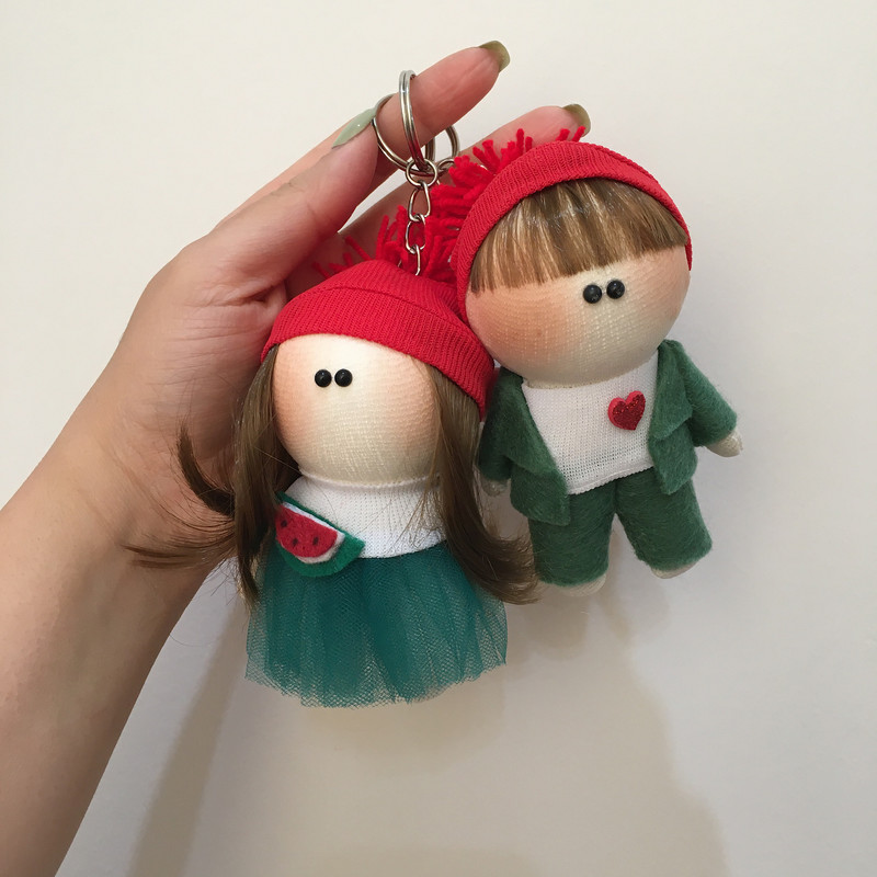 آویز عروسکی مدل دختر و پسر يلدايى مجموعه 2 عددى