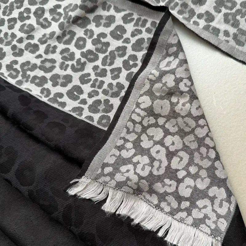 شال زنانه مدل نخی حاشیه پلنگی