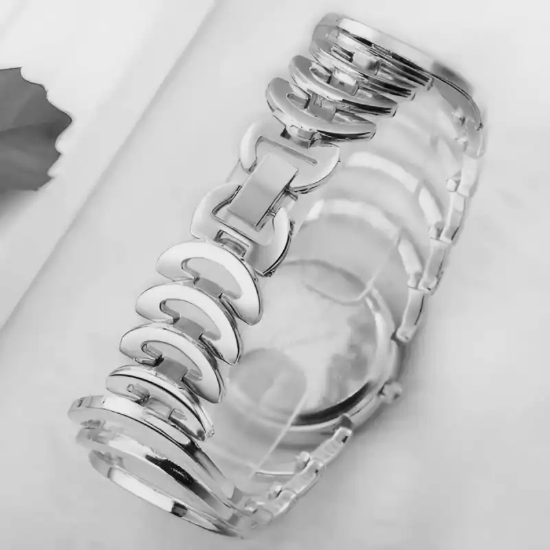 ساعت مچی عقربه ای زنانه مدل قاب نگین دار بند حلقه ای کد 2