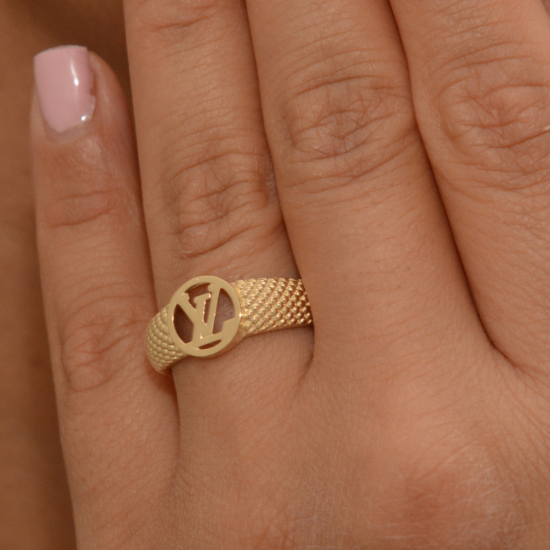 انگشتر طلا 18 عیار زنانه با طرح لویی ویتون طلای مستجابی مدل  LY کد T2110 سایز 57