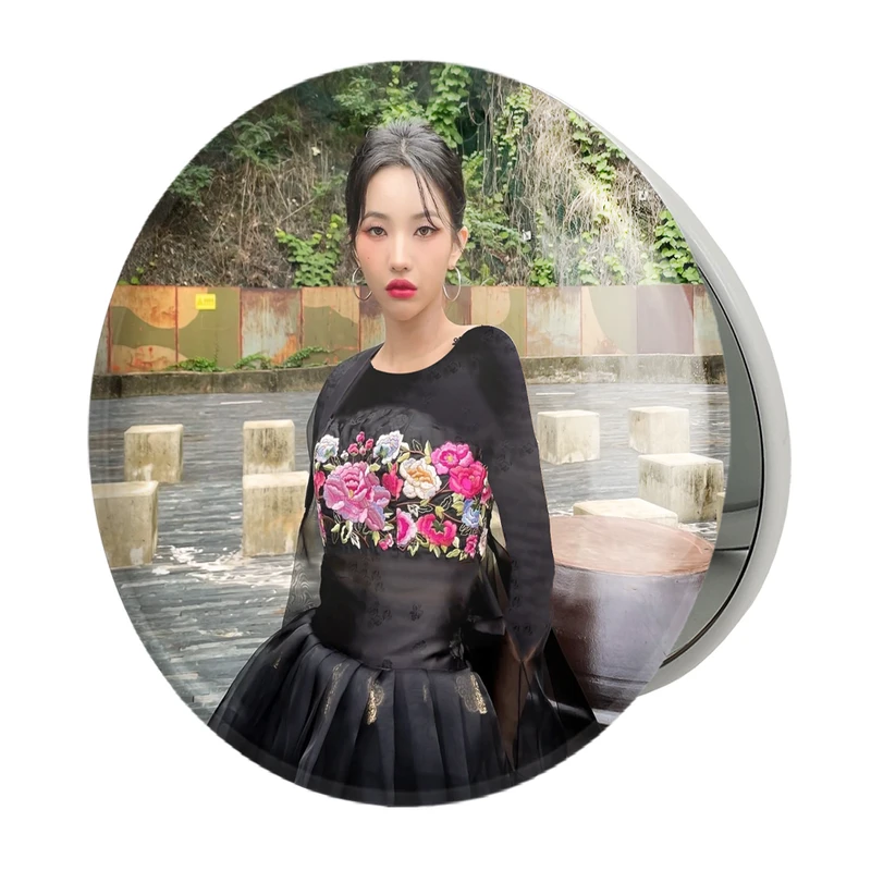 آینه جیبی خندالو طرح سویون گروه جی آیدل GIdle مدل تاشو کد 19574 