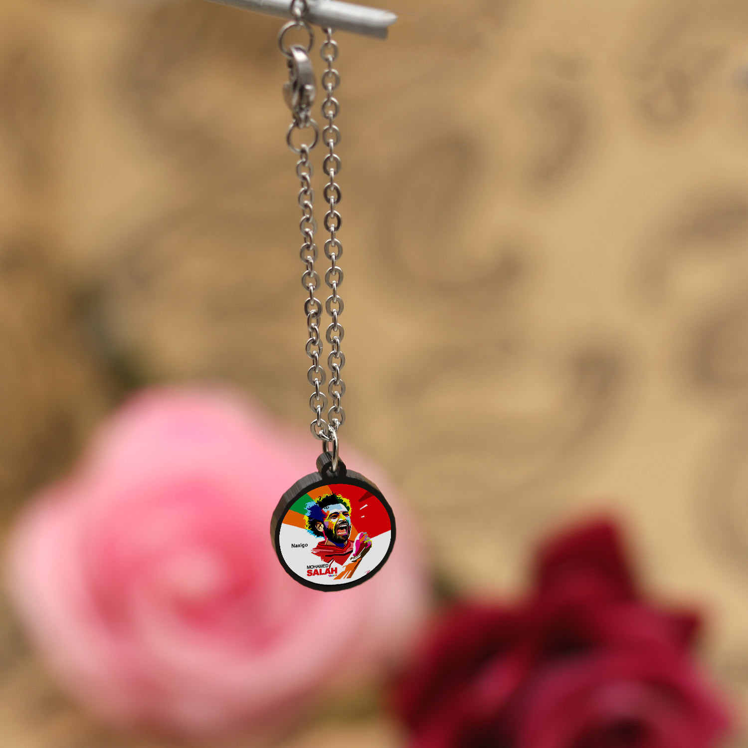 آویز ساعت زنانه ناکسیگو مدل شب تاب طرح محمد صلاح کد AW8987