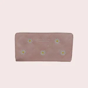 کیف پول زنانه مدل گلدوزی شده طرح بابونه کد 36-133