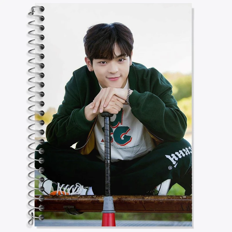 دفتر لغت 50 برگ خندالو مدل ووجین گروه استری کیدز Stray Kids کد 11855