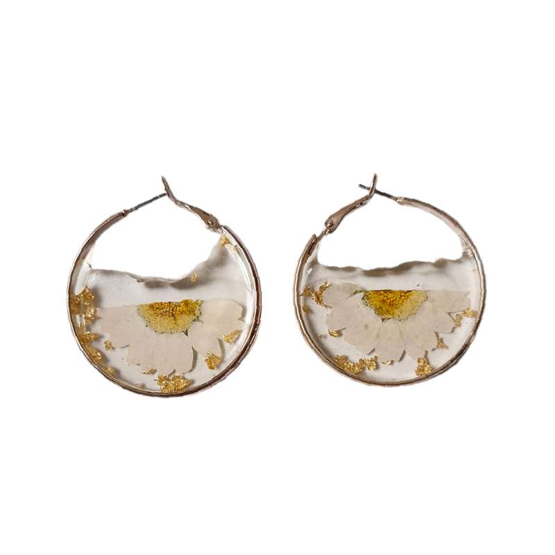 گوشواره دخترانه مدل رزین و بابونه گوشواره دخترانه مدل رزین و بابونه