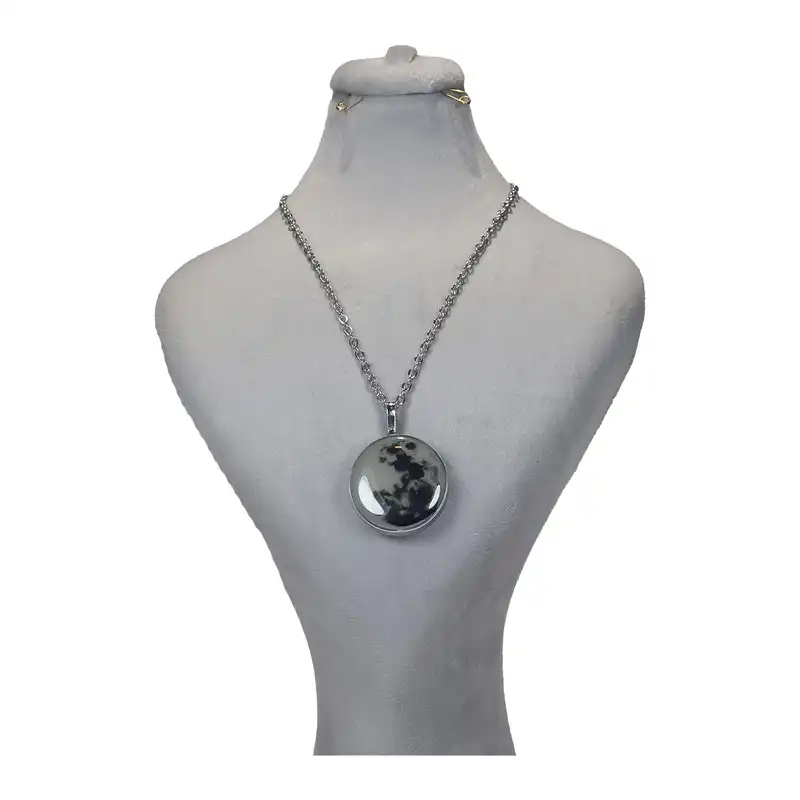 گردنبند زنانه مدل رزین شب نما طرح کره زمین کد eart110