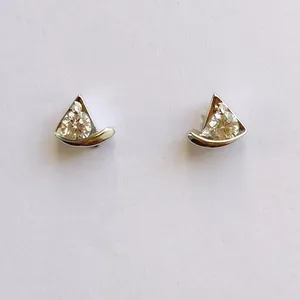 گوشواره زنانه مدل میخی مثلثی ظریف