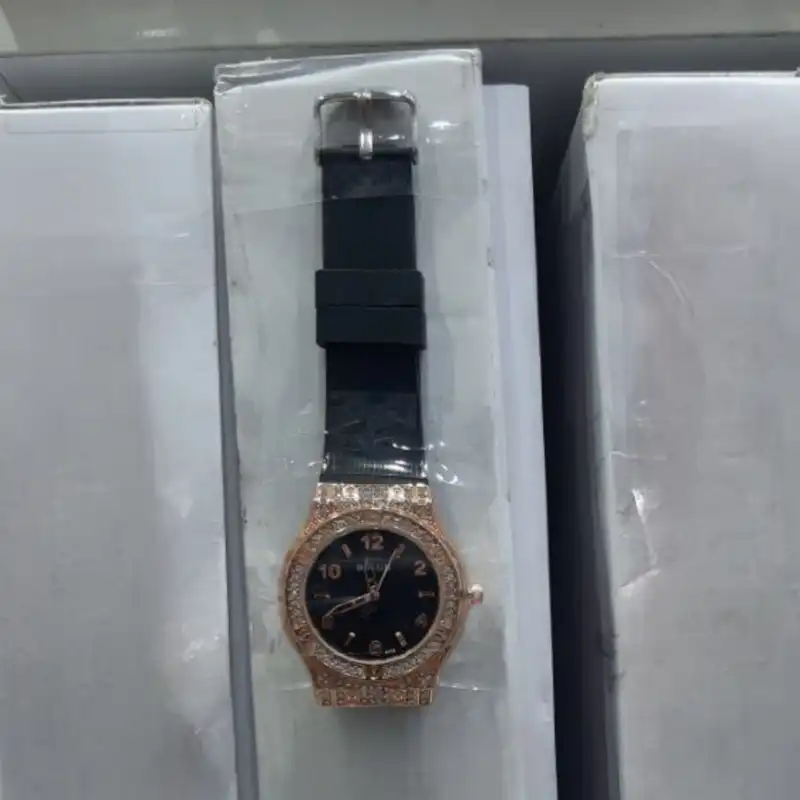 ساعت مچی عقربه ای زنانه بولون مدل کلاسیک قاب دور نگین کد 3