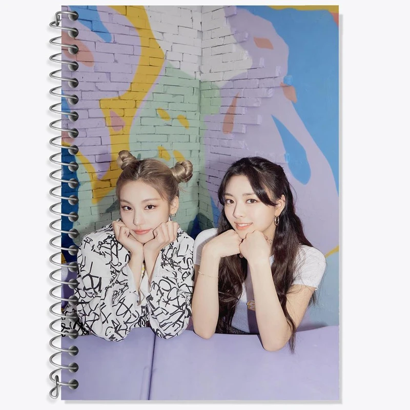 دفتر زبان 50 برگ خندالو مدل سه خط طرح گروه ایتزی ITZY کد 20232