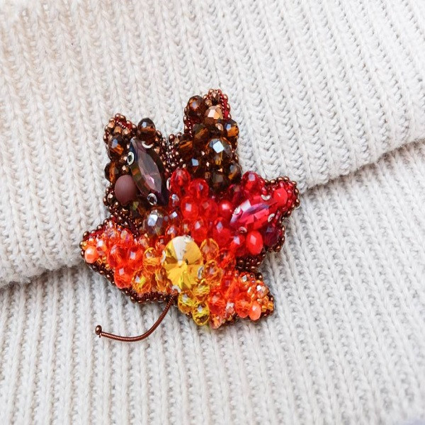 گل سینه زنانه مدل برگ پاییزی گل سینه زنانه مدل برگ پاییزی