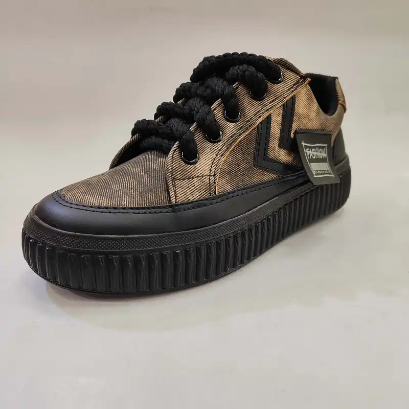 کفش پیاده روی مدل 225