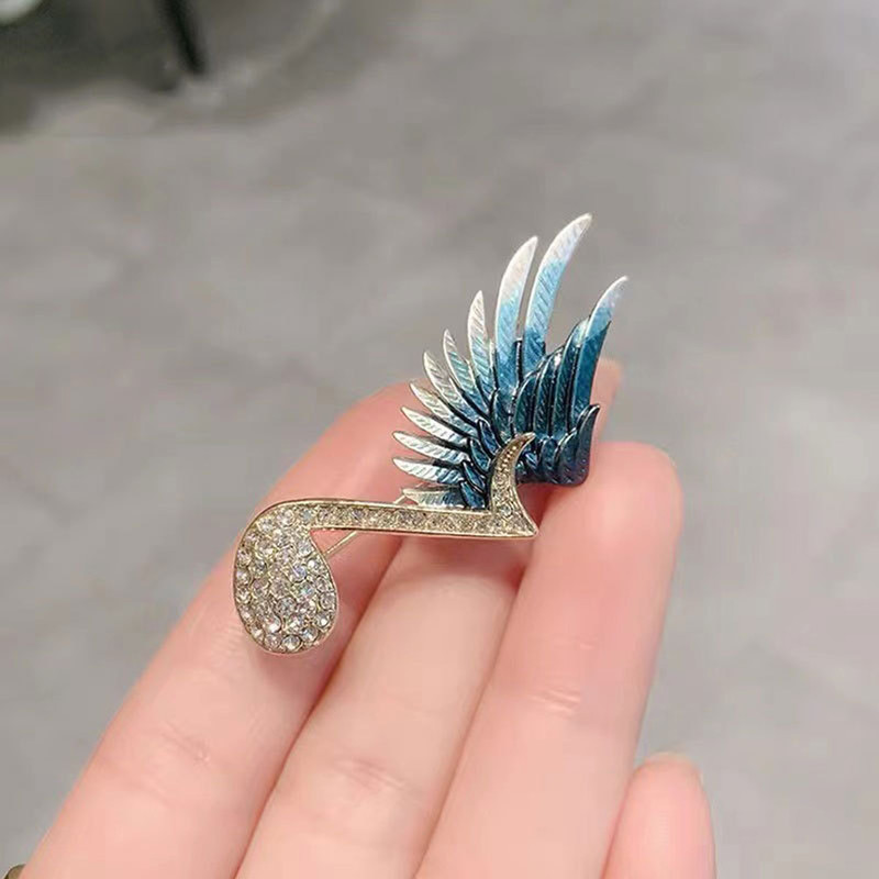 گل سینه زنانه مدل نت بالدار کد 00693 گل سینه زنانه مدل نت بالدار کد 00693