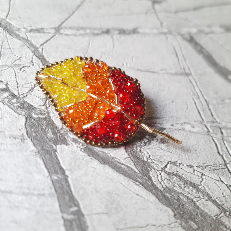 گل سینه زنانه مدل برگ کد 5037 گل سینه زنانه مدل برگ کد 5037