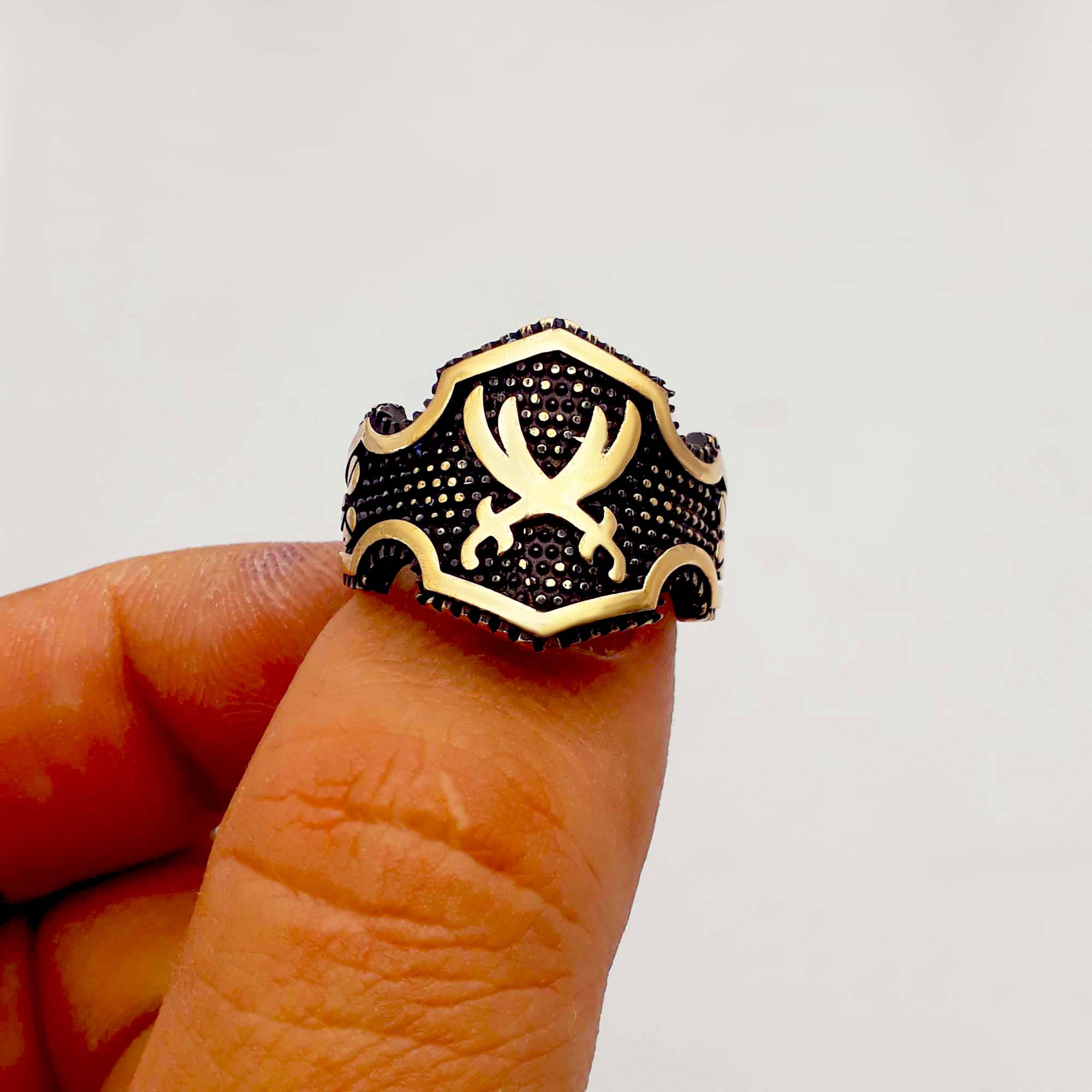 انگشتر مردانه طرح شمشیر اسسینز مدل طلاروس برجسته کد 873ANM انگشتر مردانه طرح شمشیر اسسینز مدل طلاروس برجسته کد 873ANM