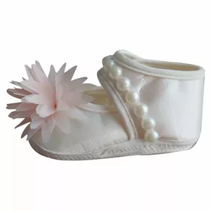 پاپوش نوزادی مدل PP4 طرح گل داوودی رنگ سفید صدفی