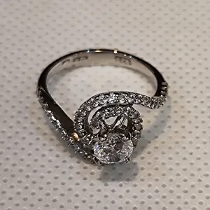 انگشتر نقره زنانه مدل سنگ برلیان اتمی کد P950