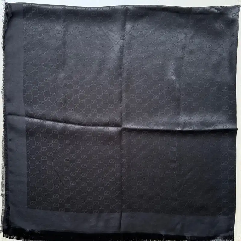 روسری زنانه مدل نخی ژاکارد دور ریش چهار فصل قواره بزرگ ۱۴۰ طرح زنجیری