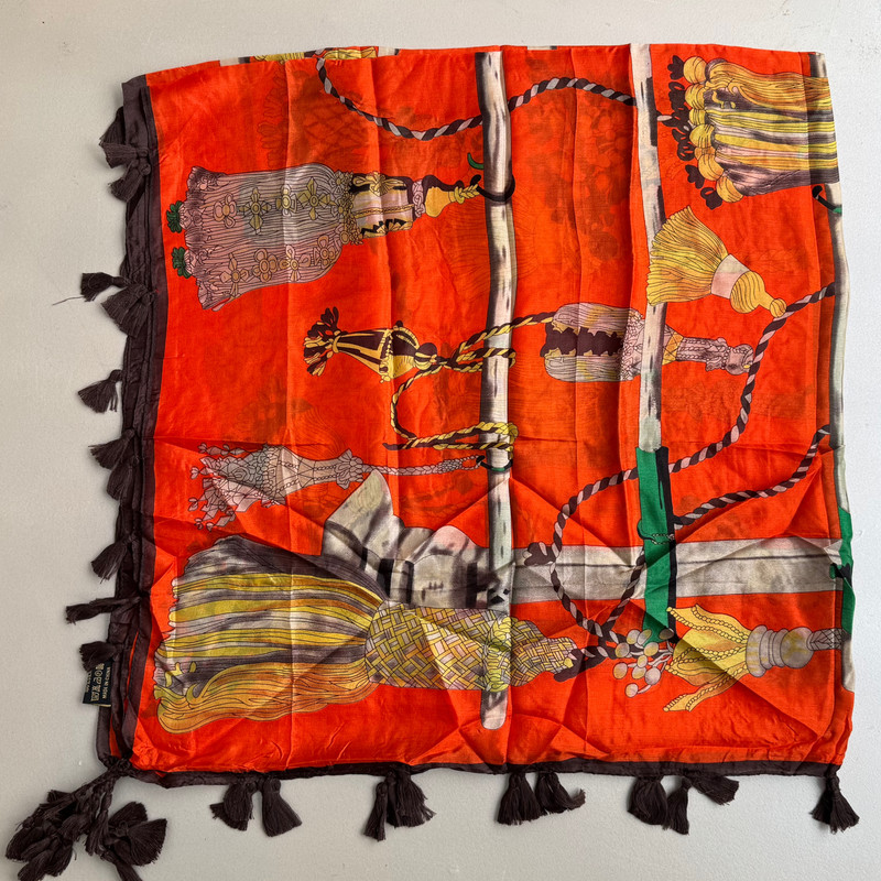 روسری زنانه مدل حریر ابرشیم طرح سنتی دور منگوله ای کد 5