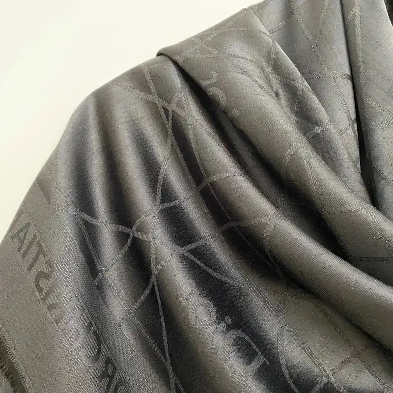 روسری زنانه مدل نخی ژاکارد لمه شنی طرح دیور کد 1206