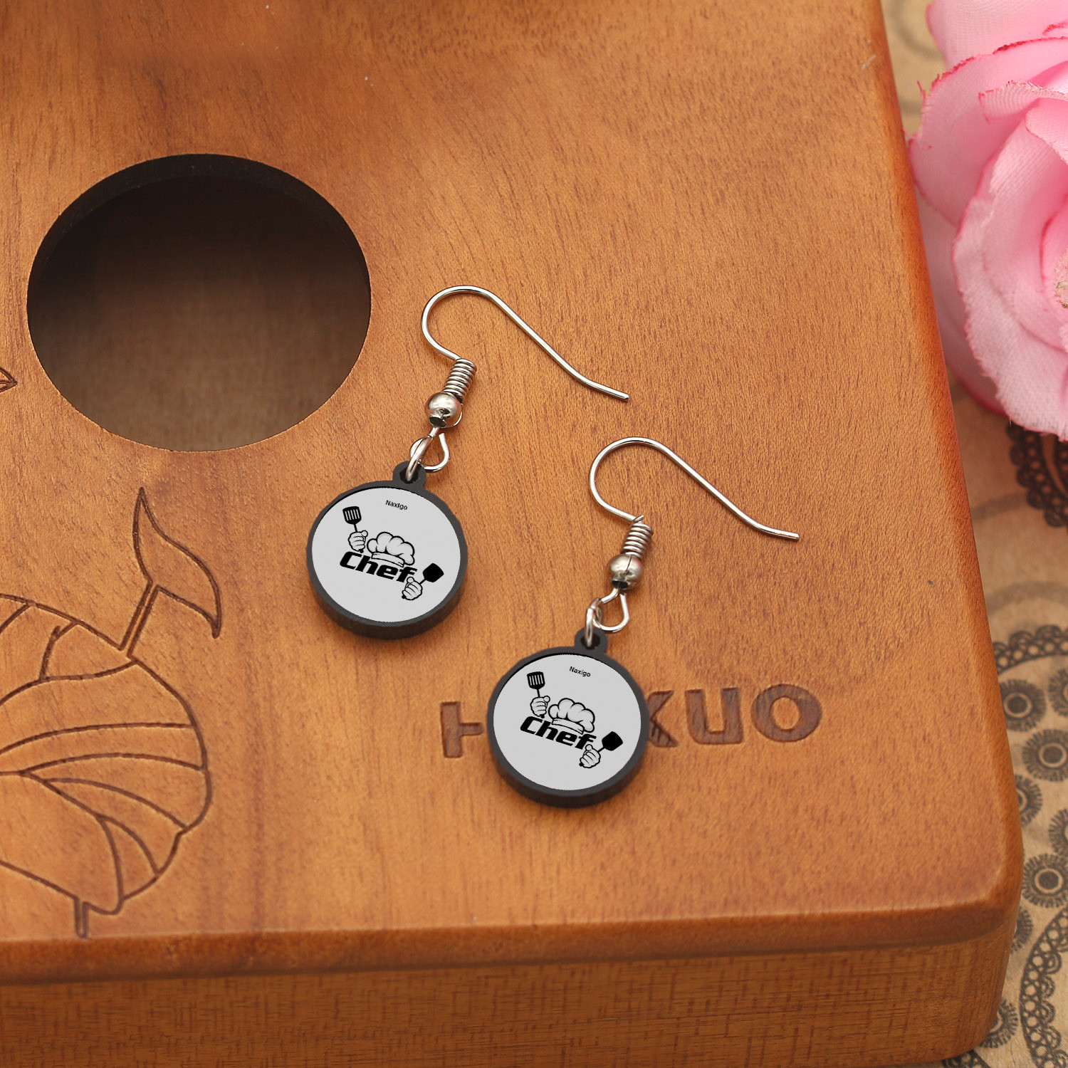 گوشواره زنانه ناکسیگو مدل شب تاب طرح آشپز کد ES8125