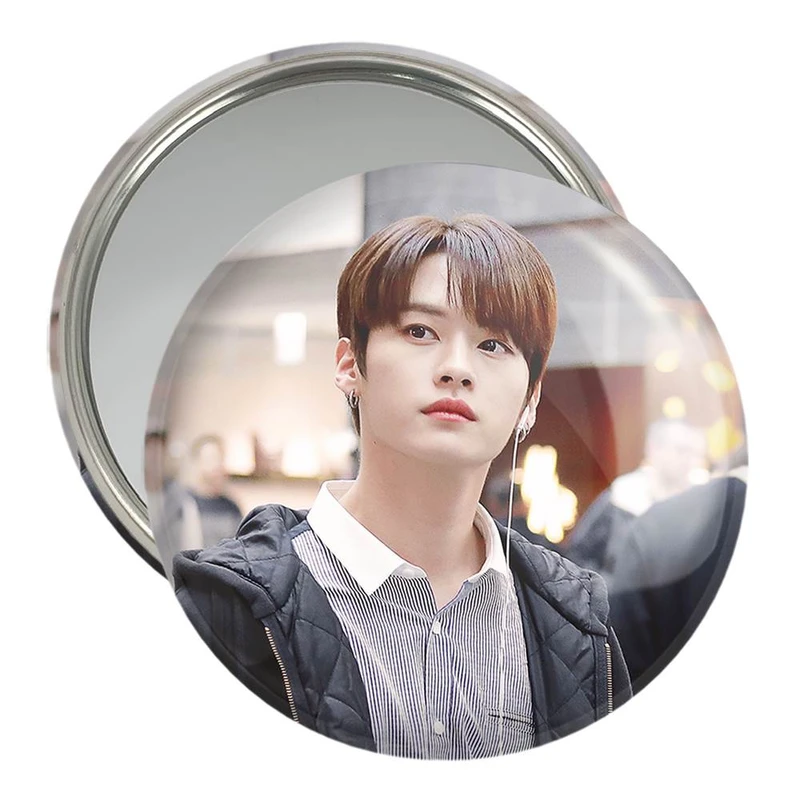 آینه جیبی خندالو مدل لی نو گروه استری کیدز Stray Kids  کد 11859