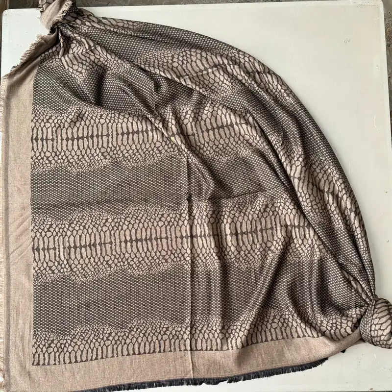 روسری زنانه مدل نخی ژاکارد پوست ماری رسمی چهارفصل قواره بزرگ 140 کد 12