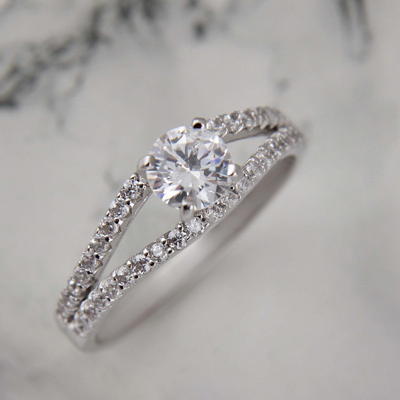 انگشتر نقره زنانه بازرگانی میلادی مدل نگین برلیان اتمی ابکاری رادیوم کد AWR_1430