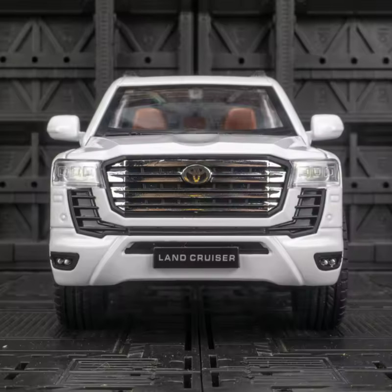 ماکت ماشین ناب سل مدل تویوتا لندکروز فلزی TOYOTA LANDCRUISER LC300 به همراه جاسوییچی