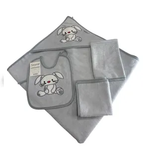 حوله دورپیچ نوزاد مدل سرویس حوله ۴تیکه سپید سایز 87x87x2 سانتی‌متر