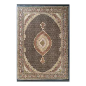 فرش ماشینی 700 شانه زمینه سرمه‌ای حاشیه کرم مدل ریزماهی 2615