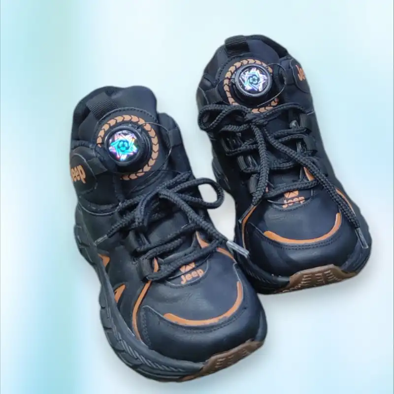 نیم بوت پسرانه مدل زیپ لاین