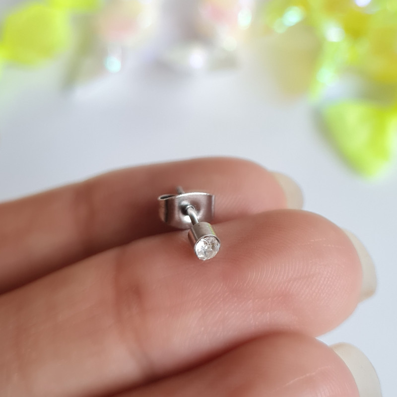 پیرسینگ گوش مدل تک نگین پیرسینگ گوش مدل تک نگین