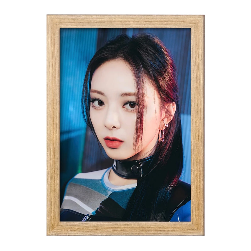 تابلو خندالو مدل یونا گروه ایتزی ITZY  کد 20223