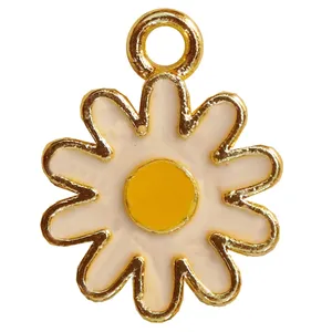 آویز دستبند مدل گل بابونه کد AD 798