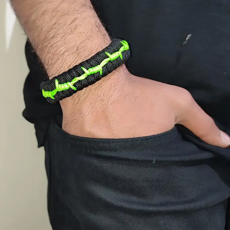 دستبند مدل بافت سیم خاردار