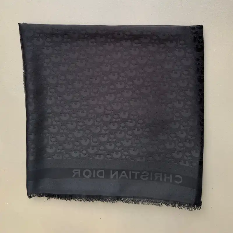 روسری زنانه مدل نخی ژاکارد ساده اداری رسمی دور سوزنی ریش ریش طرح دیور