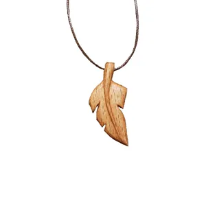 گردنبند چوبی مدل پر 