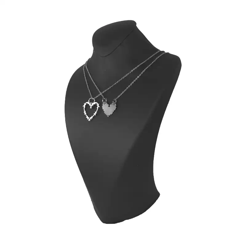 گردنبند ویونج مدل استیل طرح پازلی قلب سیم خاردار مجموعه 2 عددی