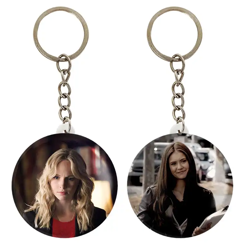 جاکلیدی خندالو مدل الینا گیلبرت و کارولاین فوربز خاطرات یک خون آشام The Vampire Diaries کد 2025520254 مجموعه 2 عددی