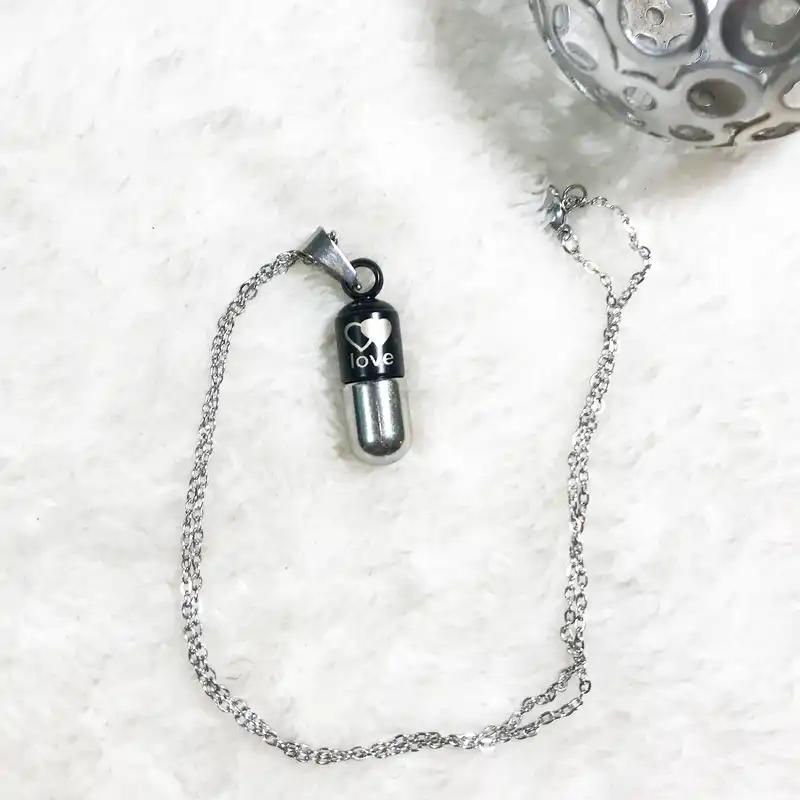 گردنبند مدل کپسول عشق