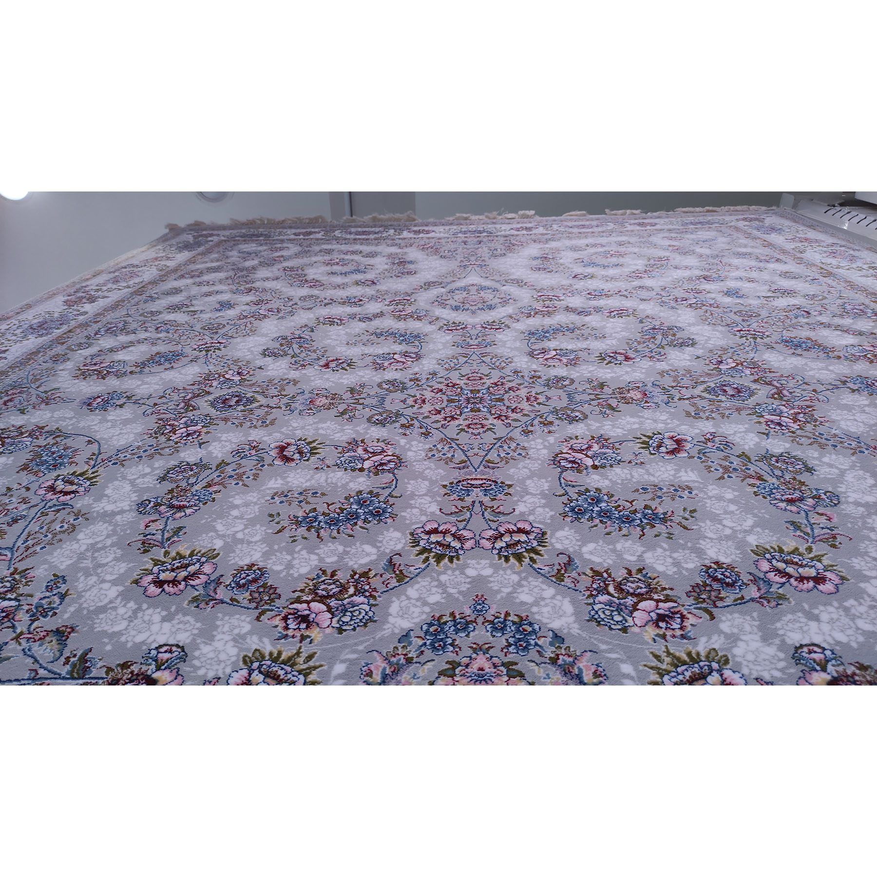 فرش ماشینی زمرد مشهد مدل گل آذین زمینه طوسی