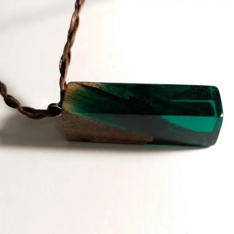 گردنبند مدل چوب و رزین شب تاب A4