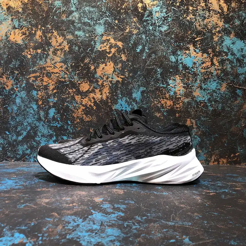 کفش مخصوص دویدن مدل   NOVABLAST 3 BKWH-113004011