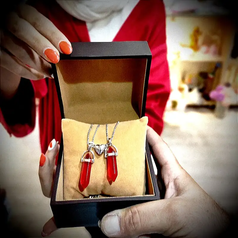 گردنبند مدل  مگنتی طرح منشوری گیلاس وَرنیکسا مجموعه 2 عددی