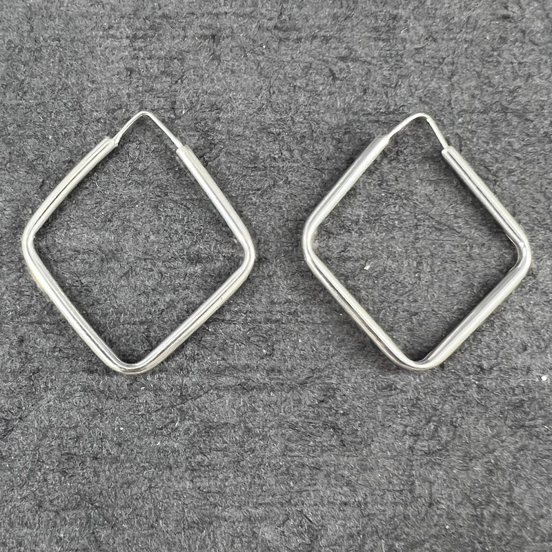 گوشواره نقره زنانه گیرا مدل G670 گوشواره نقره زنانه گیرا مدل G670