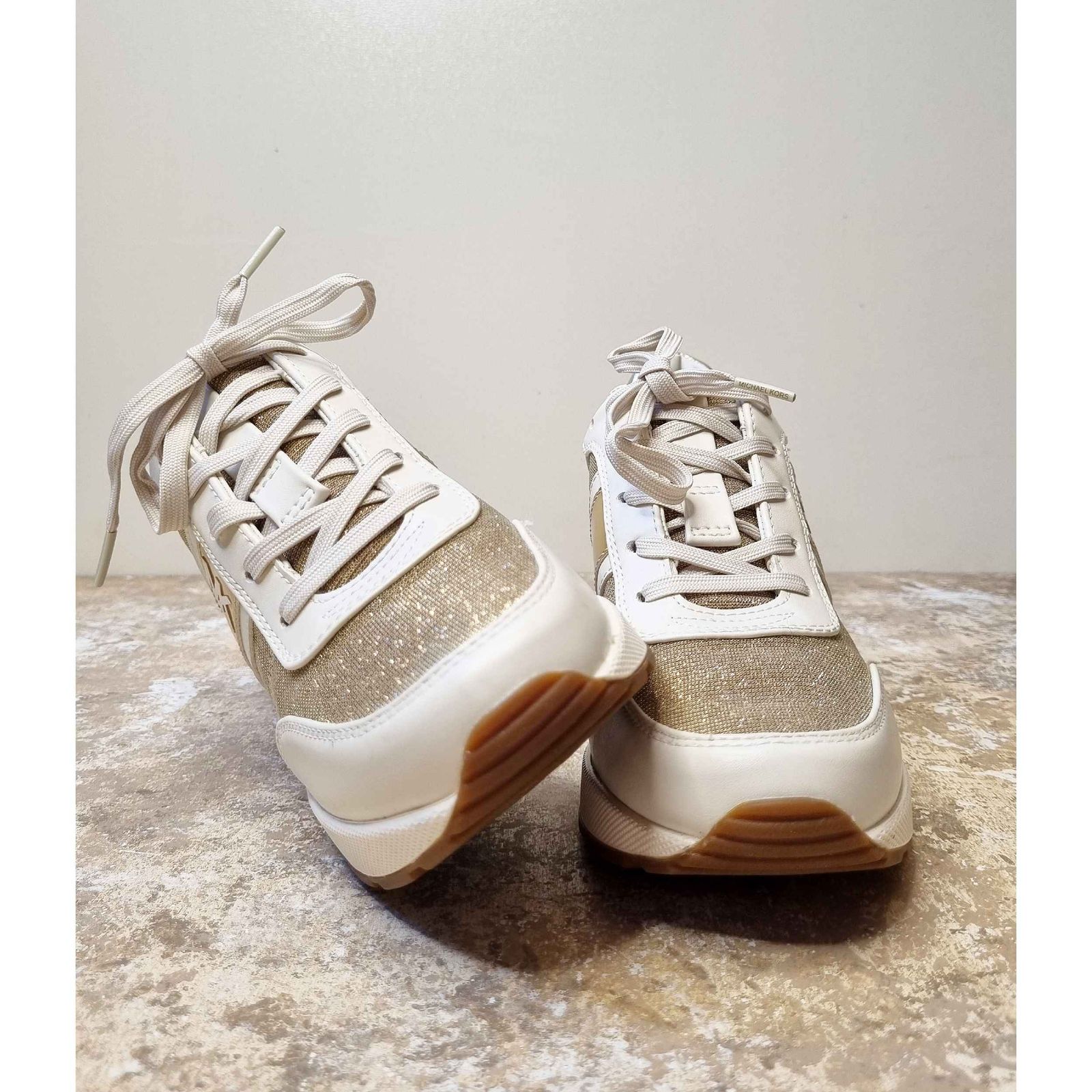 کفش روزمره زنانه مایکل کورس مدل Sneaker Mabel aus Kunstleder in Metallic- Optik und glitzerndem Mesh im Kettendesign -  - 8