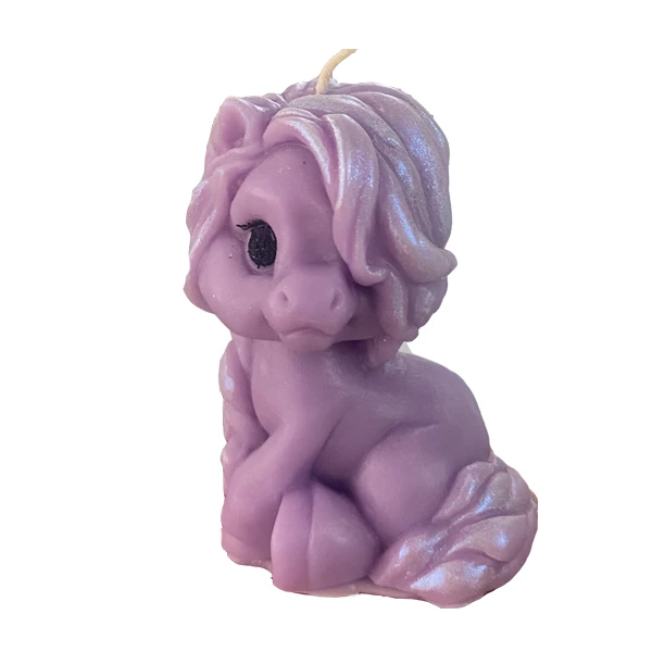 شمع دست‌ساز بدون‌بو مدل اسب عید نوروز زمان اتمام 5 ساعت