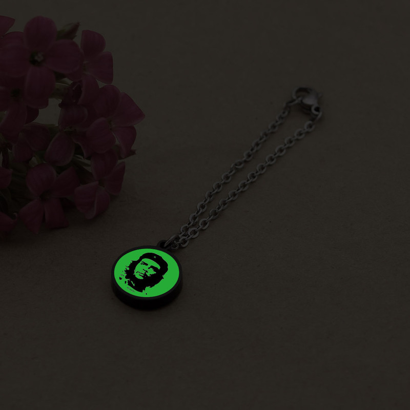 آویز ساعت زنانه ناکسیگو مدل شب تاب طرح چگوارا کد AW8775