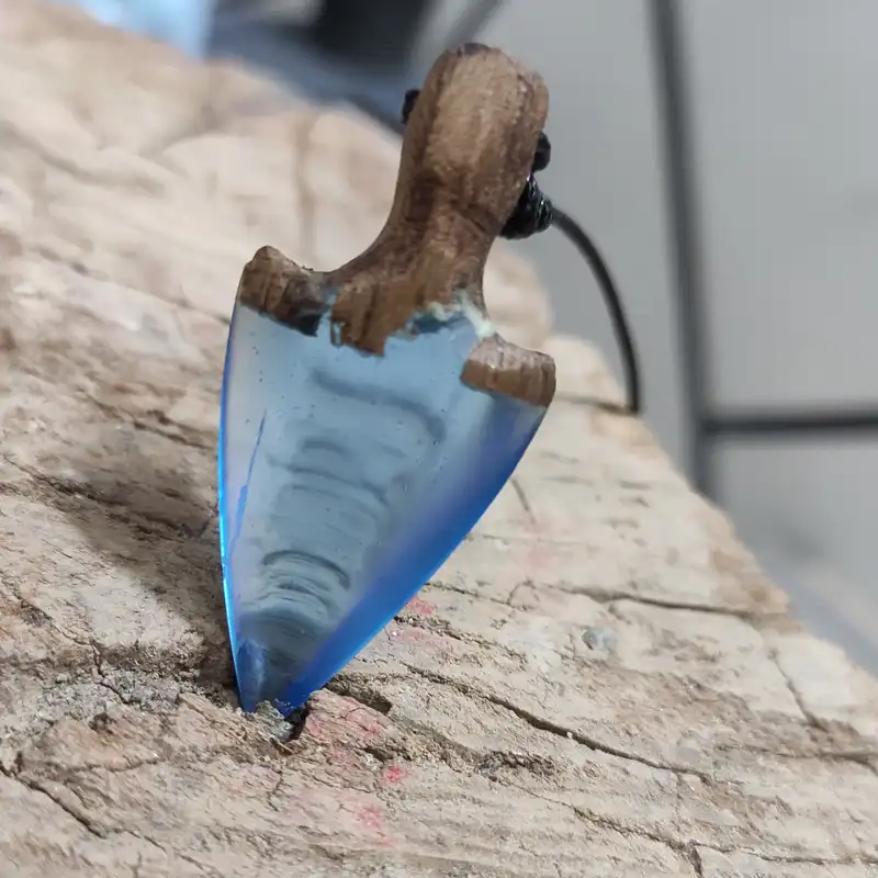 گردنبند مدل رزین و چوب طرح خنجر شب تاب